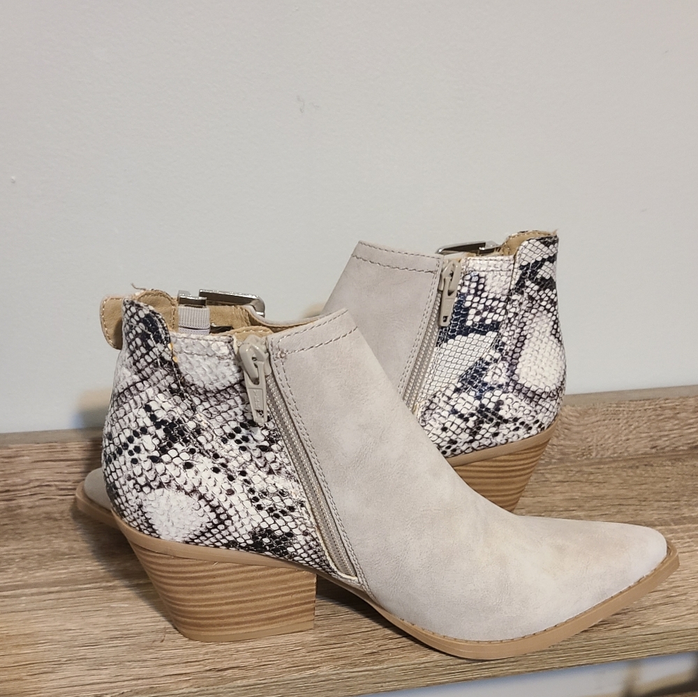 Seven Dials Women's Queensbury Zip Up Ankle Boots Lt.Stone/Snake Size:6.   Z(2)